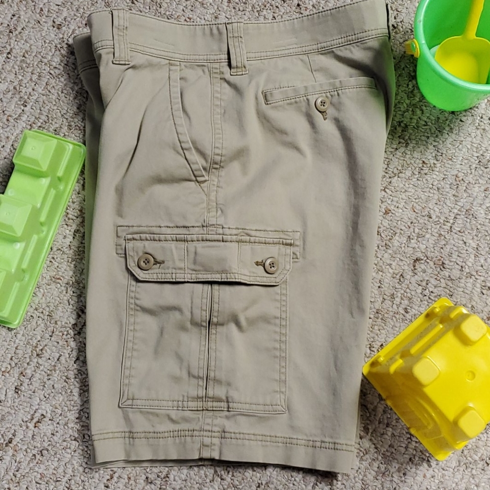 St. John's Bay ~men's shorts. Size is 34